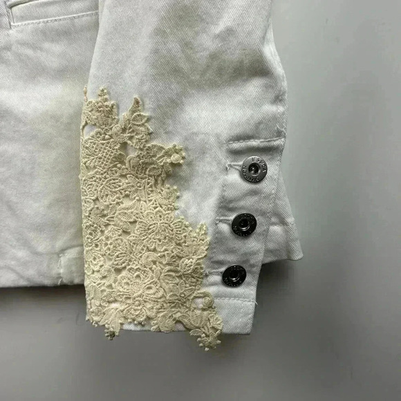 JESSICA SIMPSON SZ M WHITE DENIM FITTED BLAZER W/CREME LACE & SILVER BUTTONS NWT - Picture 2 of 8